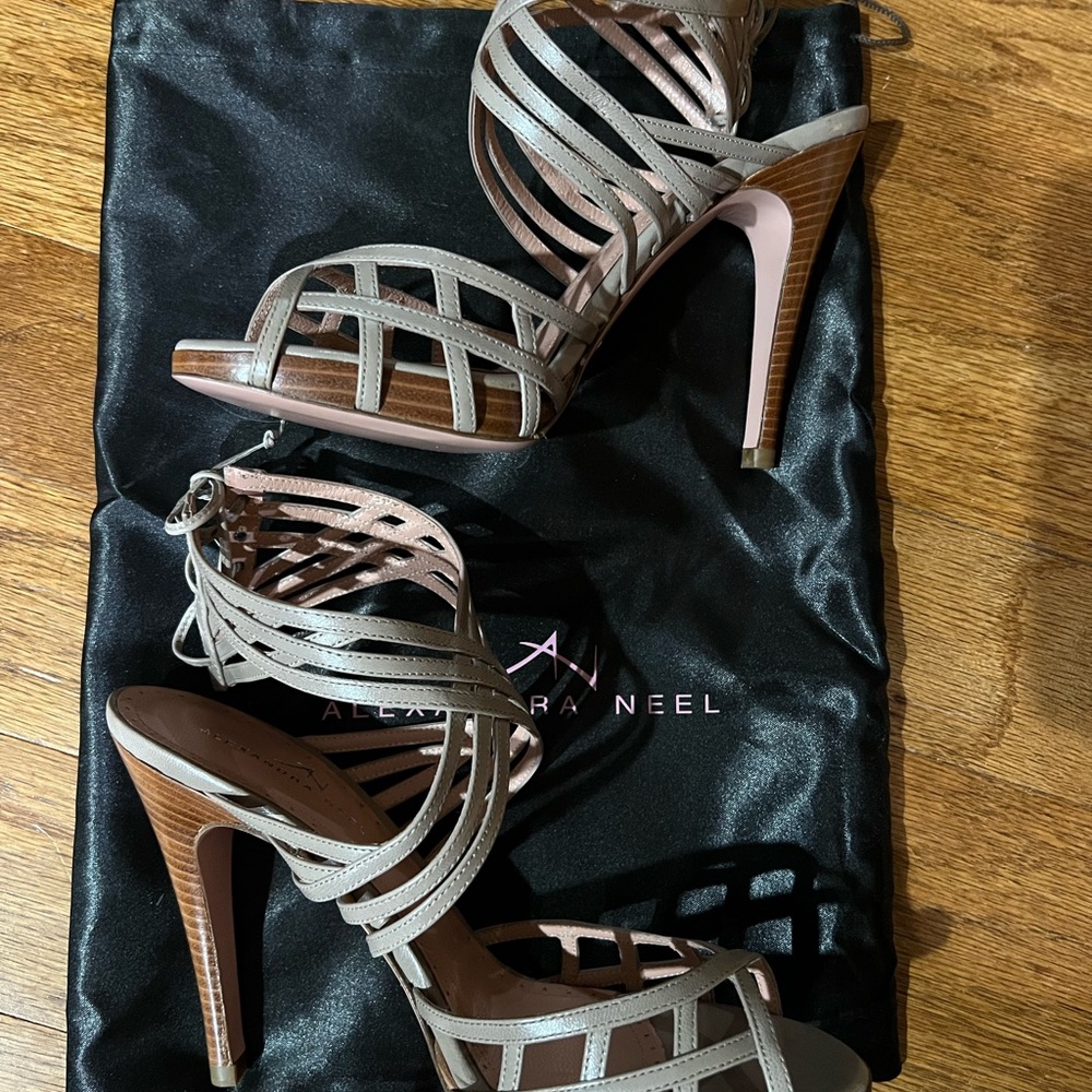 Alexandra Neel Taupe Strappy Heels on wooden platform Never Been Worn 7/7.5